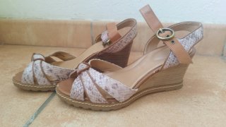 Sandalias cuña Rockport beige y marrón