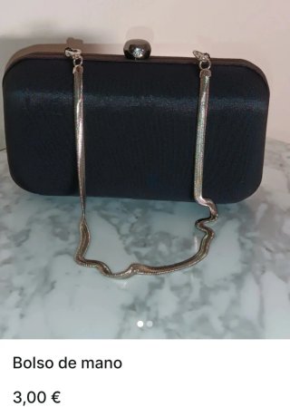 Bolso de mano negro con cadena plateada