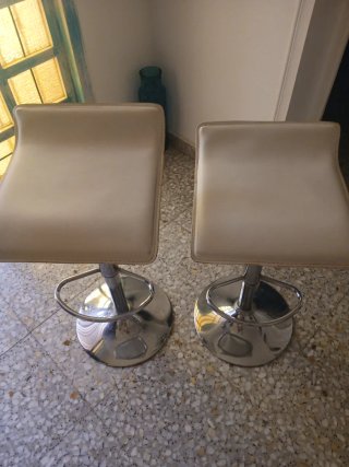 Taburetes de piel beige con palanca