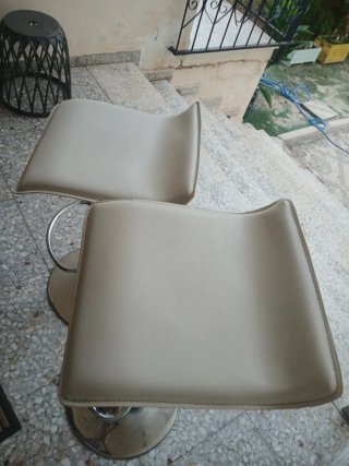 Taburetes de piel beige con palanca