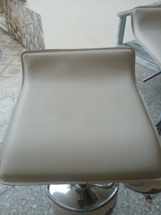 Taburetes de piel beige con palanca