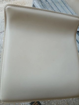 Taburetes de piel beige con palanca