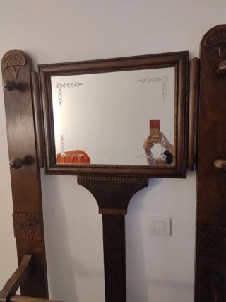 Recibidor antiguo de madera con espejo