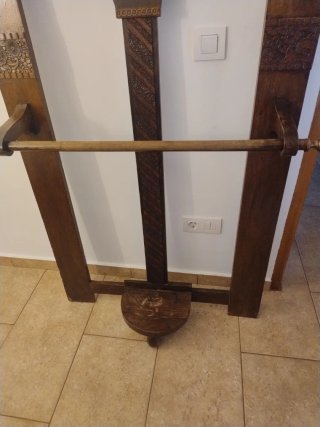 Recibidor antiguo de madera con espejo