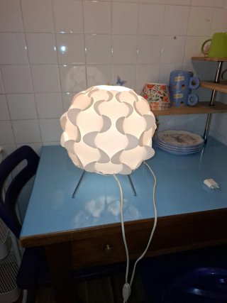Lámpara de mesa Ikea .