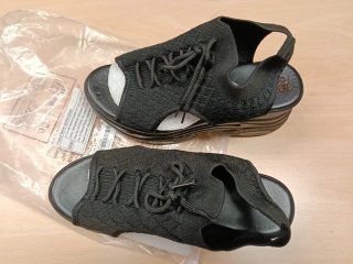 Sandalias cuña punto negras