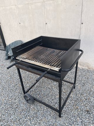 Barbacoa de hierro en buen estado