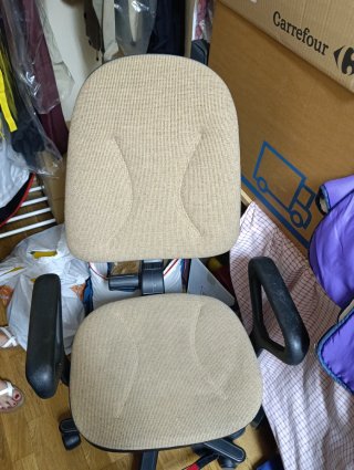 Sillón de oficina beige y negro