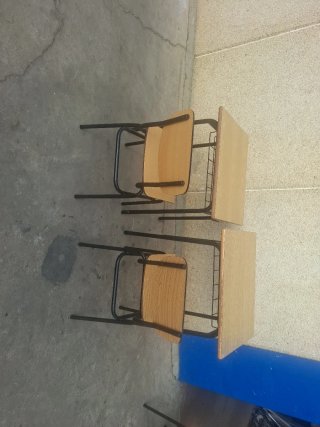 Pupitre infantil con 2 sillas