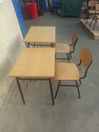 Pupitre infantil con 2 sillas