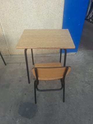 Pupitre infantil con 2 sillas