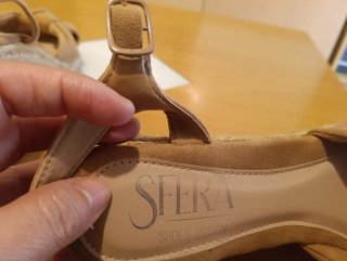 Zapatos de cuña beige con nudo