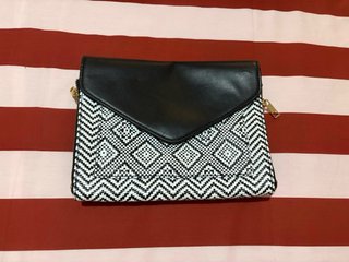Bolso de mano negro y blanco