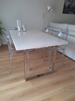 Mesa de comedor blanca y metal