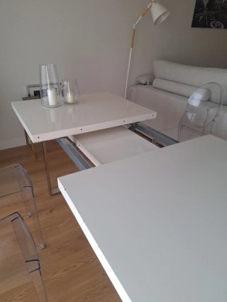 Mesa de comedor blanca y metal
