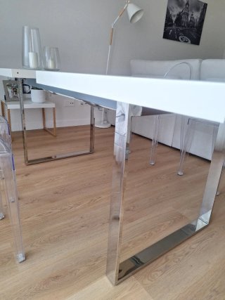 Mesa de comedor blanca y metal