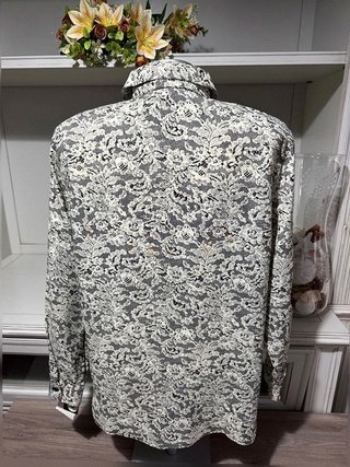 Camisa vintage estampado encaje gris y blanco...