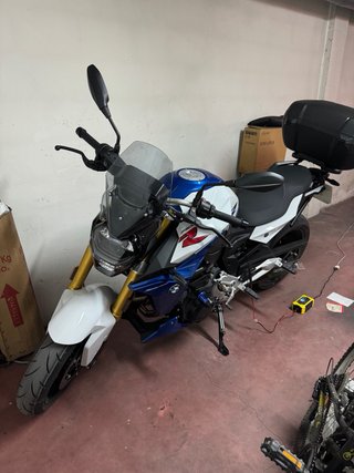 BMW F900R Azul y Blanca
