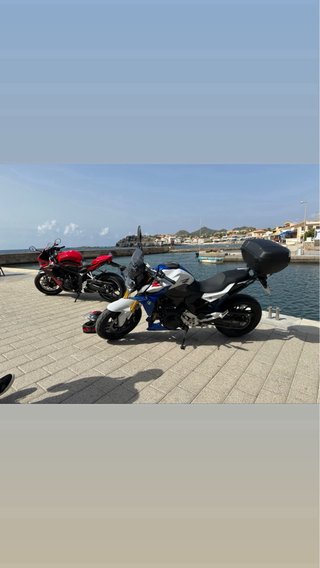 BMW F900R Azul y Blanca