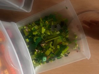 Mesa y 3 cajas de Lego