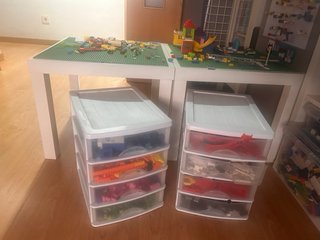Mesa y 3 cajas de Lego