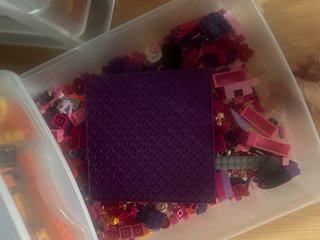 Mesa y 3 cajas de Lego