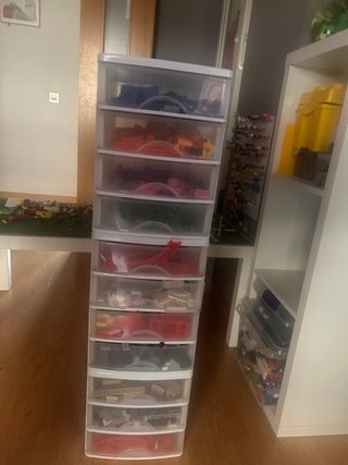 Mesa y 3 cajas de Lego