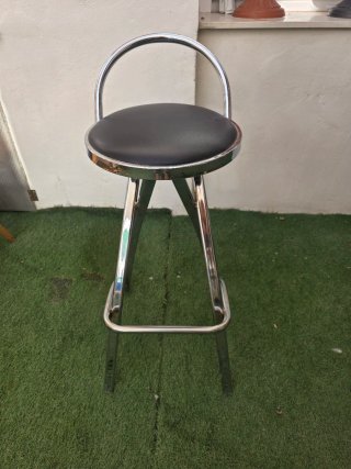 Taburete alto metálico con asiento acolchado