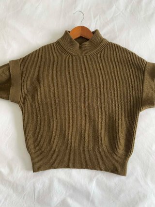 Jersey punto caqui oversize con volantes Mango