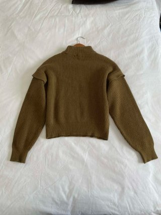 Jersey punto caqui oversize con volantes Mango
