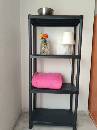 Estantería negra de plástico