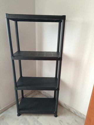 Estantería negra de plástico