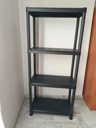 Estantería negra de plástico