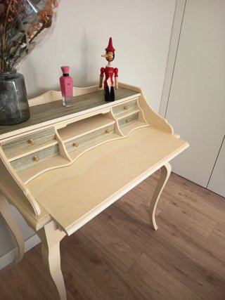 Escritorio clásico beige y dorado