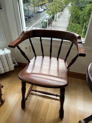 Silla de madera con cojín rojo