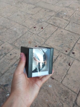 Reloj de pulsera negro y dorado