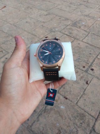 Reloj de pulsera negro y dorado