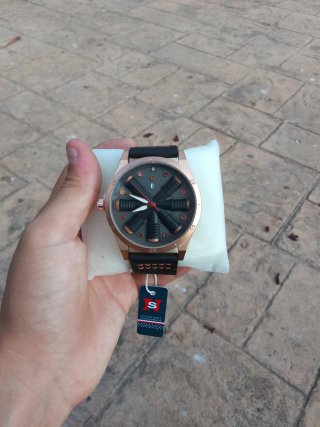 Reloj de pulsera negro y dorado