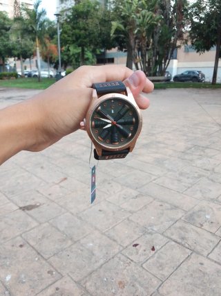 Reloj de pulsera negro y dorado