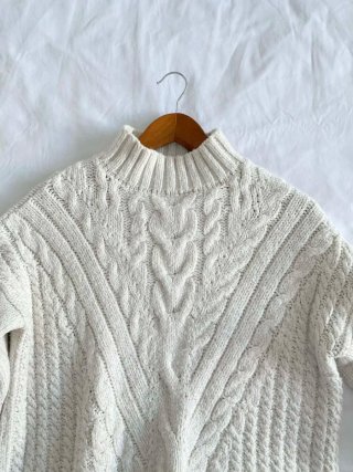 Jersey trenzado crema cuello alto Oysho oversize