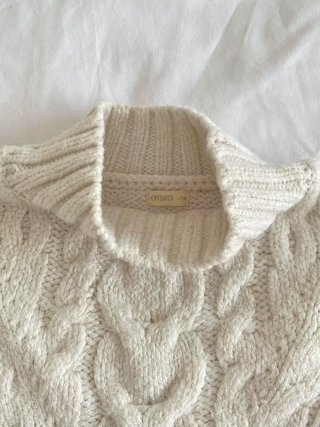 Jersey trenzado crema cuello alto Oysho oversize