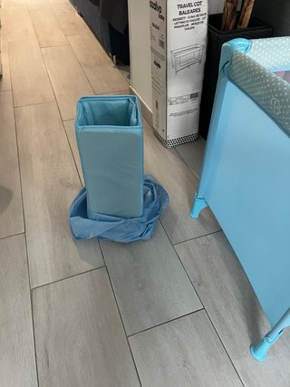 Cuna de viaje ASALVO con etiqueta puesta.