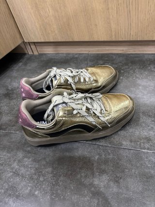 Zapatillas Bimba y Lola doradas efecto metalizado