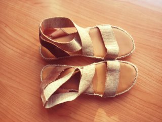 Sandalias de cuero beige y marrón