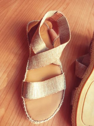 Sandalias de cuero beige y marrón