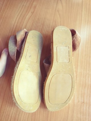 Sandalias de cuero beige y marrón