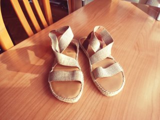 Sandalias de cuero beige y marrón