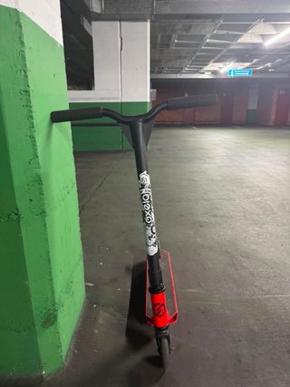Patinete rojo y negro