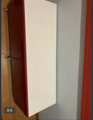 Mueble bajo rojo y blanco con ruedas