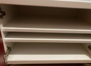 Mueble bajo rojo y blanco con ruedas